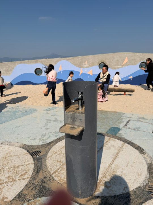 沙池旁邊就是洗腳設施，小孩玩完可立即清潔。