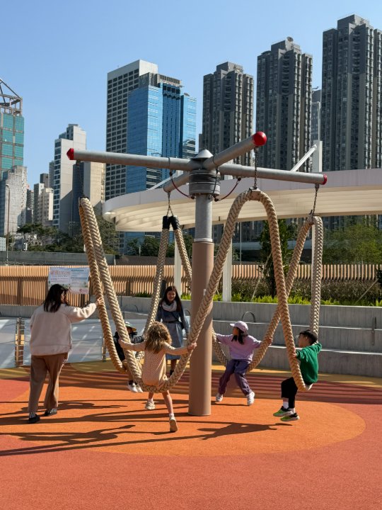 搖擺鞦韆，小孩都玩得不亦樂乎。