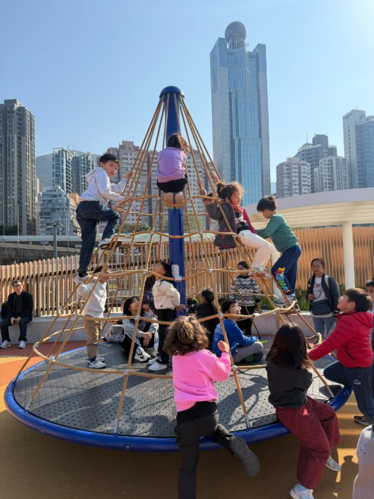 繩網氹氹轉多人時，要特別留意安全。