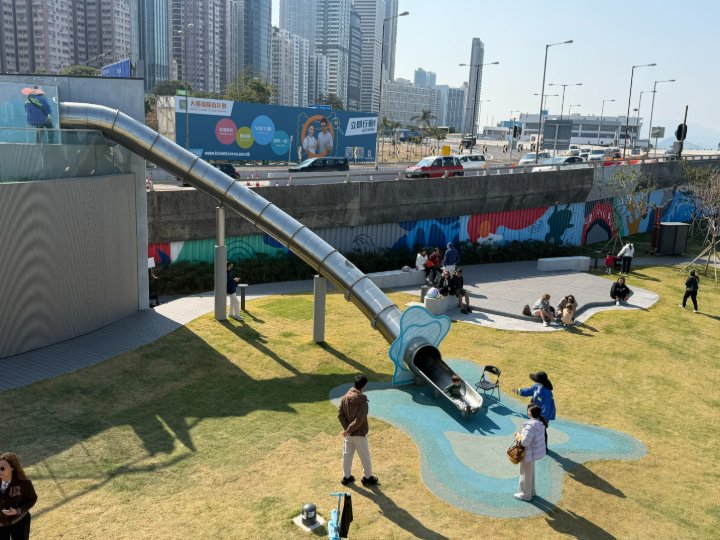 西營盤海濱旁的超長滑梯。