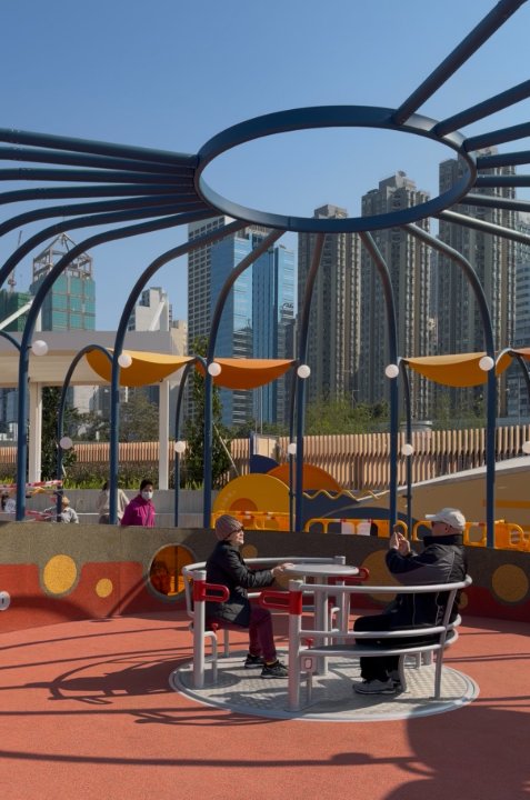 旋轉平台是個共融設施，長者和坐輪椅的朋友都可一起玩樂。