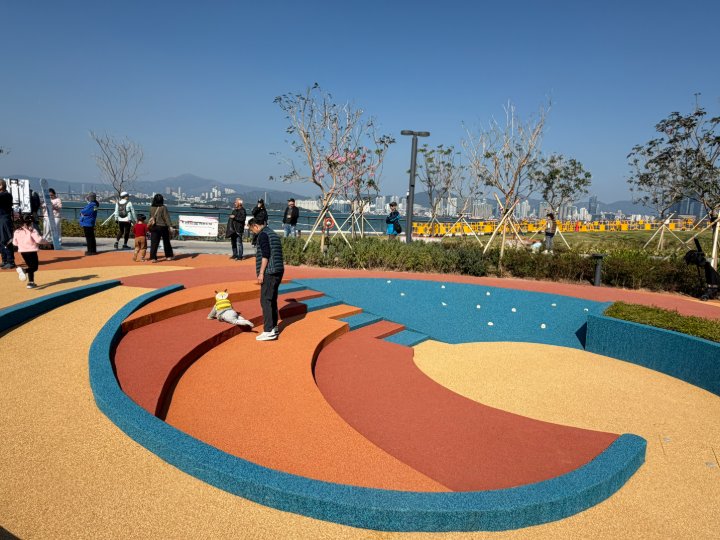 公園裡，也有少量適合幼童的設施。