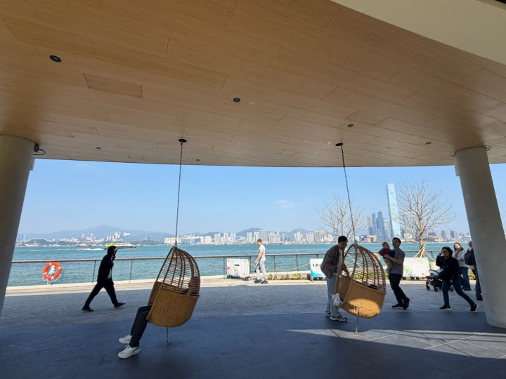 打卡之選：度假感滿滿的蛋形吊椅 。