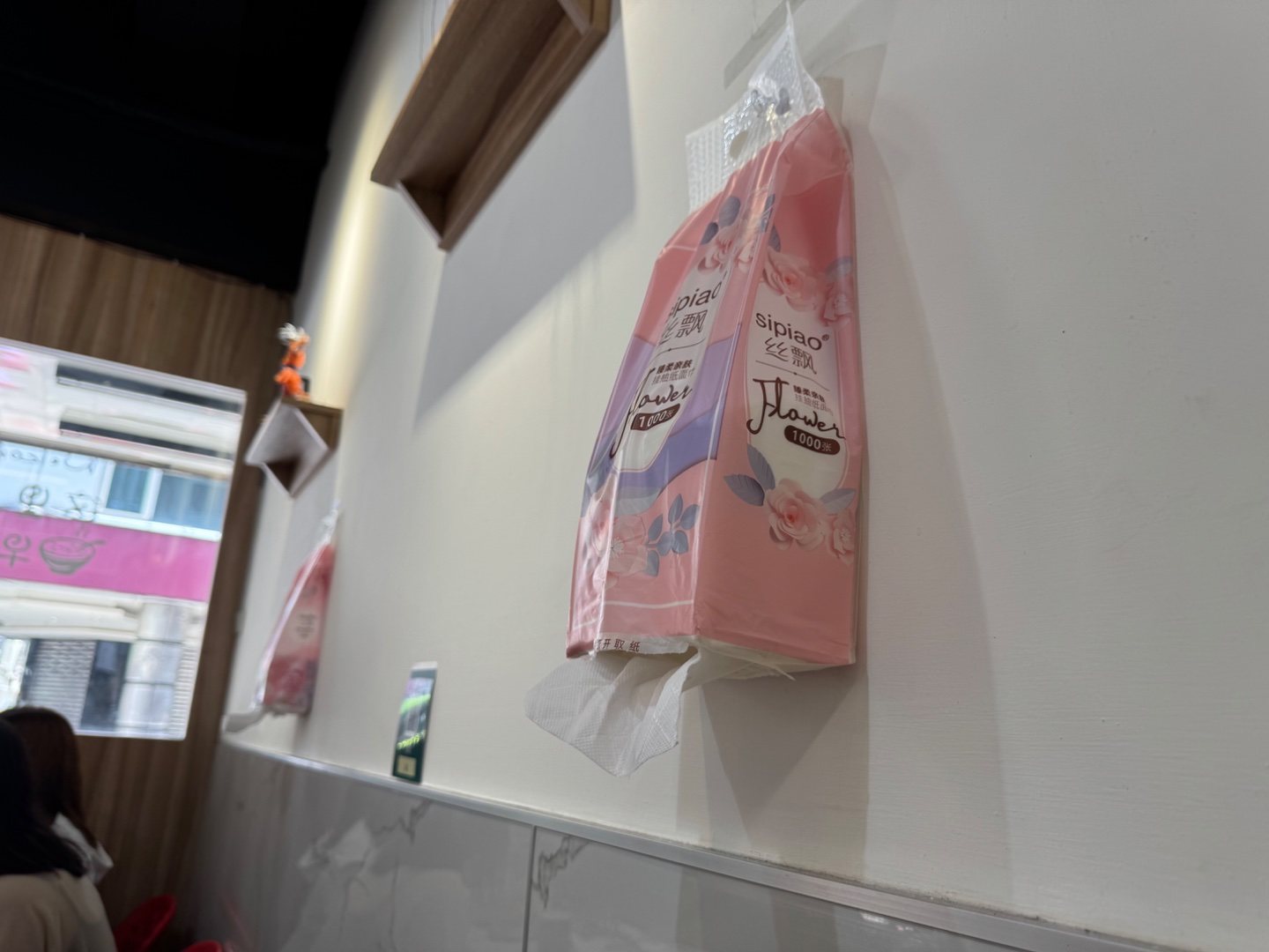 想省點時間，就在酒店附近找吃的。邊度有香港人走進這家早餐店，覺得有點信心，就跟著進去。
店內有中式、台式、美式餐點，早餐來說選擇算很多。我們點了兩個套餐，味道不錯，價格相宜，服務態度也好。