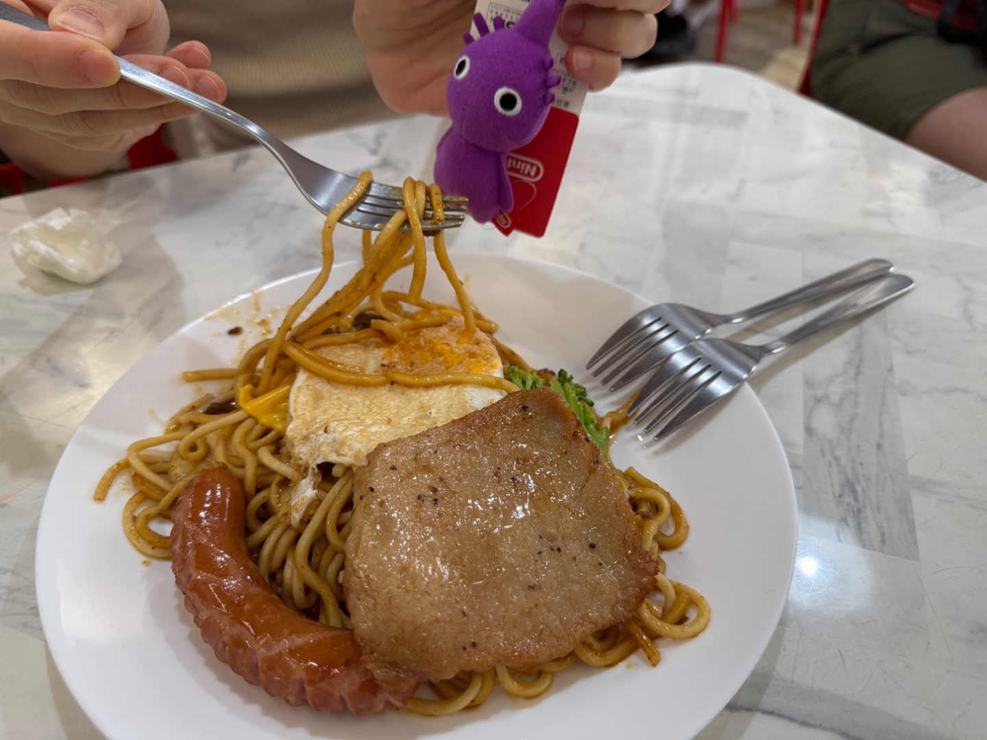 想省點時間，就在酒店附近找吃的。邊度有香港人走進這家早餐店，覺得有點信心，就跟著進去。
店內有中式、台式、美式餐點，早餐來說選擇算很多。我們點了兩個套餐，味道不錯，價格相宜，服務態度也好。