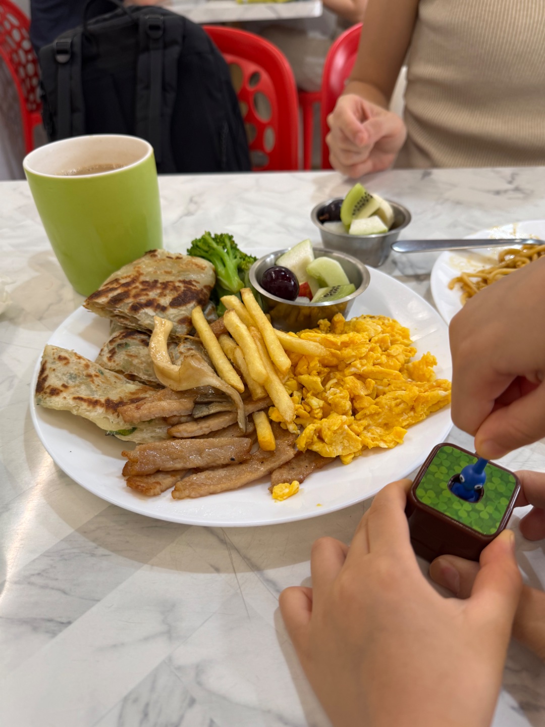 想省點時間，就在酒店附近找吃的。邊度有香港人走進這家早餐店，覺得有點信心，就跟著進去。
店內有中式、台式、美式餐點，早餐來說選擇算很多。我們點了兩個套餐，味道不錯，價格相宜，服務態度也好。