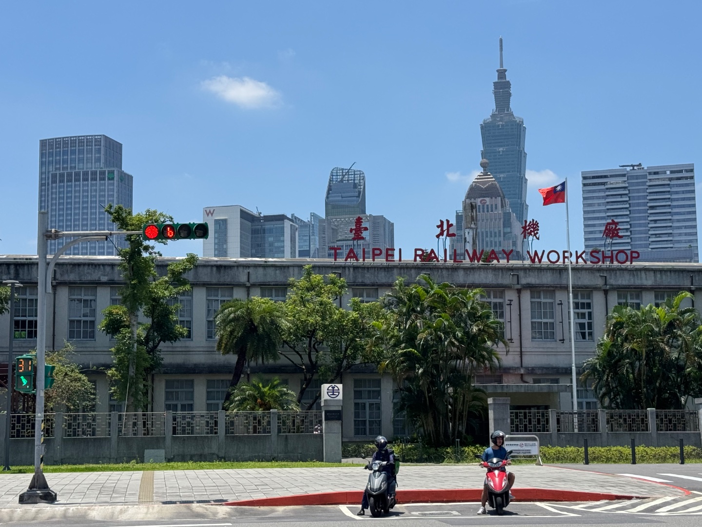 兒子是個鐵道迷，每次去旅行，乘搭不同的火車地鐵，研究轉車站和鐵道圖，是他的一大節目。上次來台北，沒有去國家鐵道博物館，今次當然不能錯過！
博物館的前身，是「臺北機廠」，就是個鐵道工廠，現在展出台灣歷史上不同時期有代表性的火車。每逢周六日，都有乘車體驗，需要...