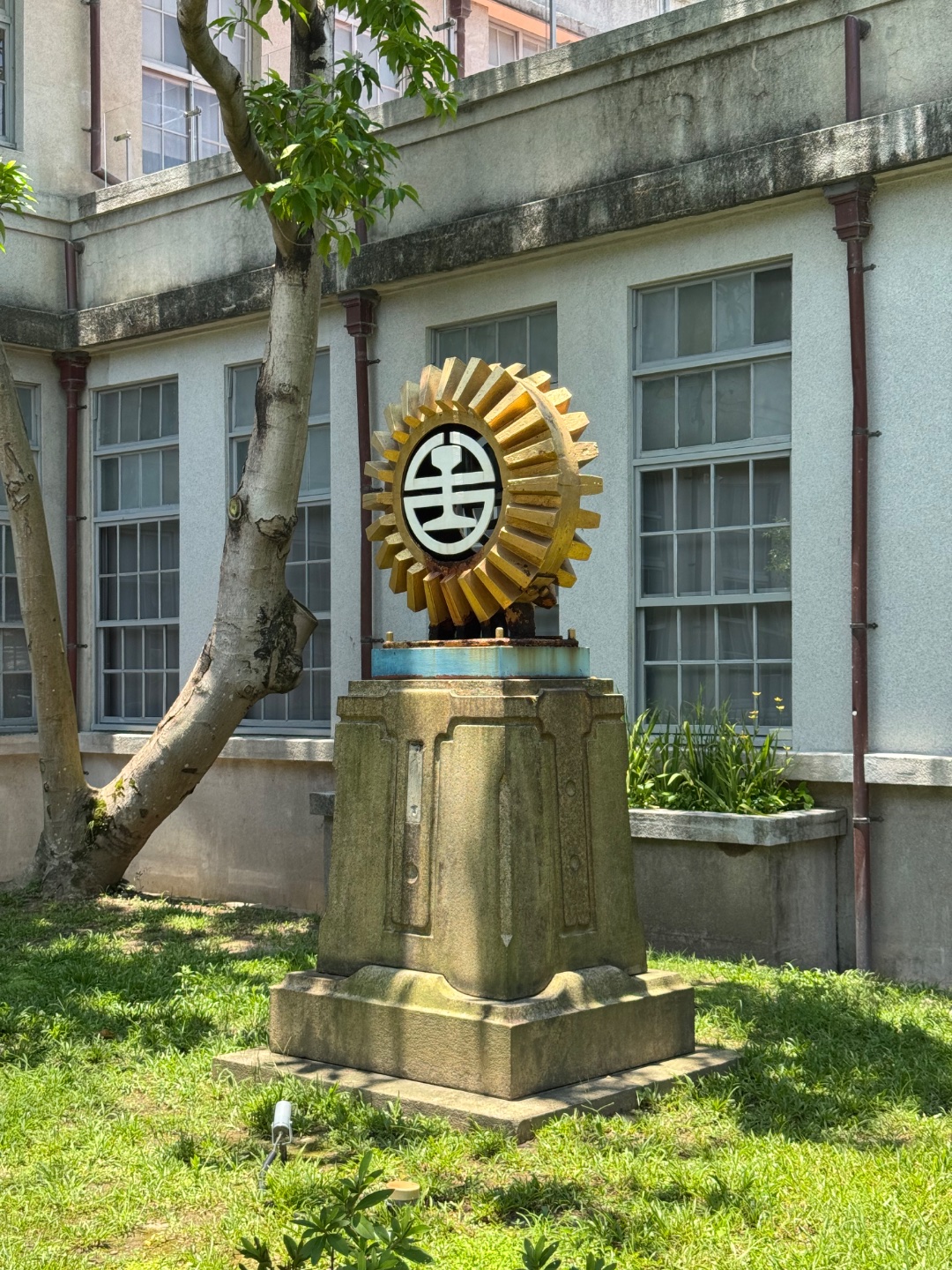 兒子是個鐵道迷，每次去旅行，乘搭不同的火車地鐵，研究轉車站和鐵道圖，是他的一大節目。上次來台北，沒有去國家鐵道博物館，今次當然不能錯過！
博物館的前身，是「臺北機廠」，就是個鐵道工廠，現在展出台灣歷史上不同時期有代表性的火車。每逢周六日，都有乘車體驗，需要...
