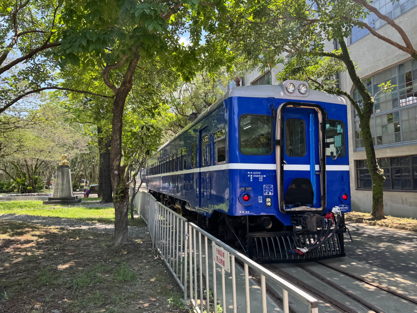 兒子是個鐵道迷，每次去旅行，乘搭不同的火車地鐵，研究轉車站和鐵道圖，是他的一大節目。上次來台北，沒有去國家鐵道博物館，今次當然不能錯過！
博物館的前身，是「臺北機廠」，就是個鐵道工廠，現在展出台灣歷史上不同時期有代表性的火車。每逢周六日，都有乘車體驗，需要...