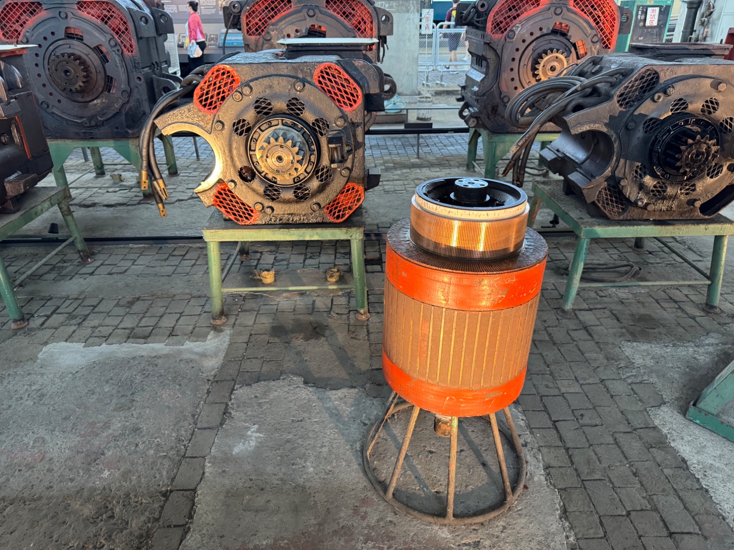 兒子是個鐵道迷，每次去旅行，乘搭不同的火車地鐵，研究轉車站和鐵道圖，是他的一大節目。上次來台北，沒有去國家鐵道博物館，今次當然不能錯過！
博物館的前身，是「臺北機廠」，就是個鐵道工廠，現在展出台灣歷史上不同時期有代表性的火車。每逢周六日，都有乘車體驗，需要...