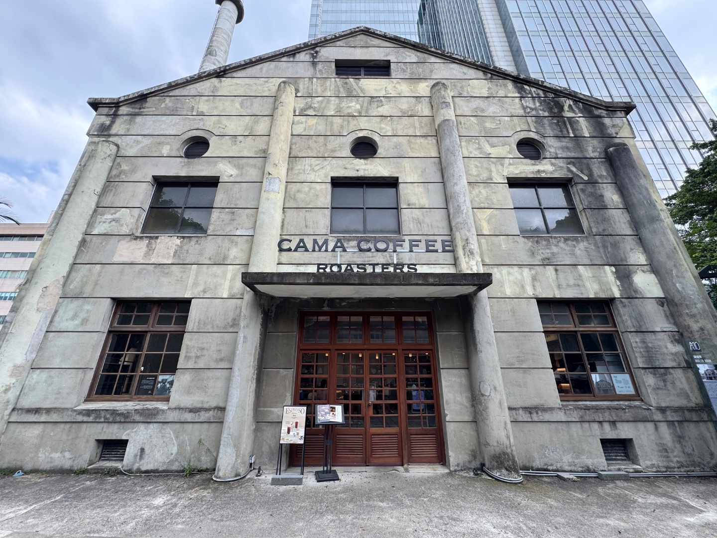 逛完鐵道博物館，又累又熱，徒步往松山園區。這裡遊人很多，我們本來想吃的餐廳爆滿，感謝天時端午節翌有關係嗎？幸好喉嚨找到這間Cama Coffee Roasters, 有兒童早午餐供應，這樣爸媽就可以安心點辣的牛排意粉，和白酒蒜香蛤蜊意粉。
這裏的咖啡選擇也...