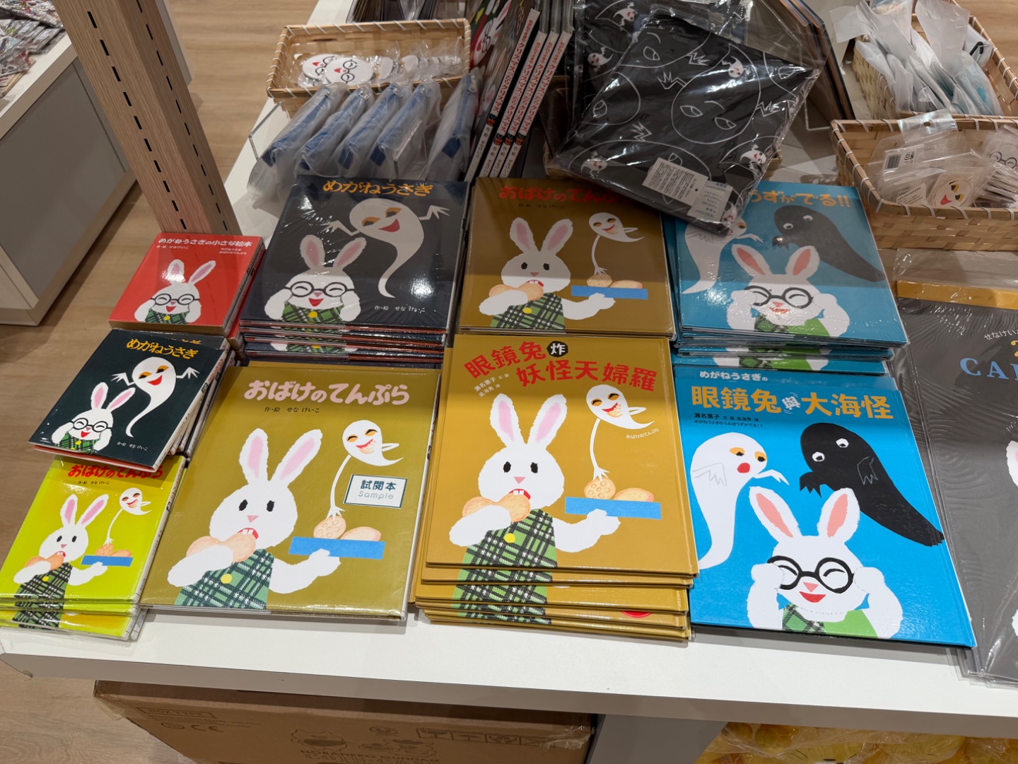 日式書店，有靚靚風景梳化位可以慢慢睇書。