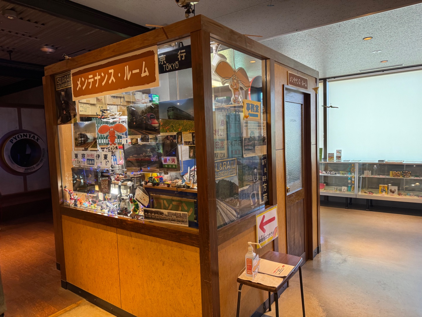 1/F 巨型太空船迷宮 (2/F 設有迷宮入口)
2/F 科學遊戲區，可以駕駛新幹線、電車模型
3/F 學生科學項目報告展覽
4/F 星空影院 (每小時播放，另外收費：成人 JPY 510；小學生免費)

我哋 11:00 睇左 Moon Base

ht... - 維修室