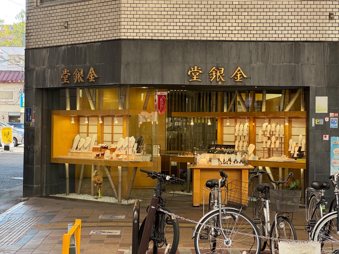 很多商店都沒有開，比較有特色的只有刀舖、珠寶店，和遊戲機舖。