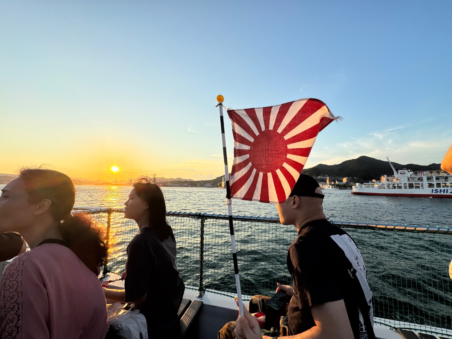 夕陽航班，可以睇到海上自衞隊船艦同埋日落，於官網預約。
其他航班，最少兩日前經 Klook 預約。

官網: https://bunker-supply.com/service/sightseeing_cruise/
Klook: https://www....