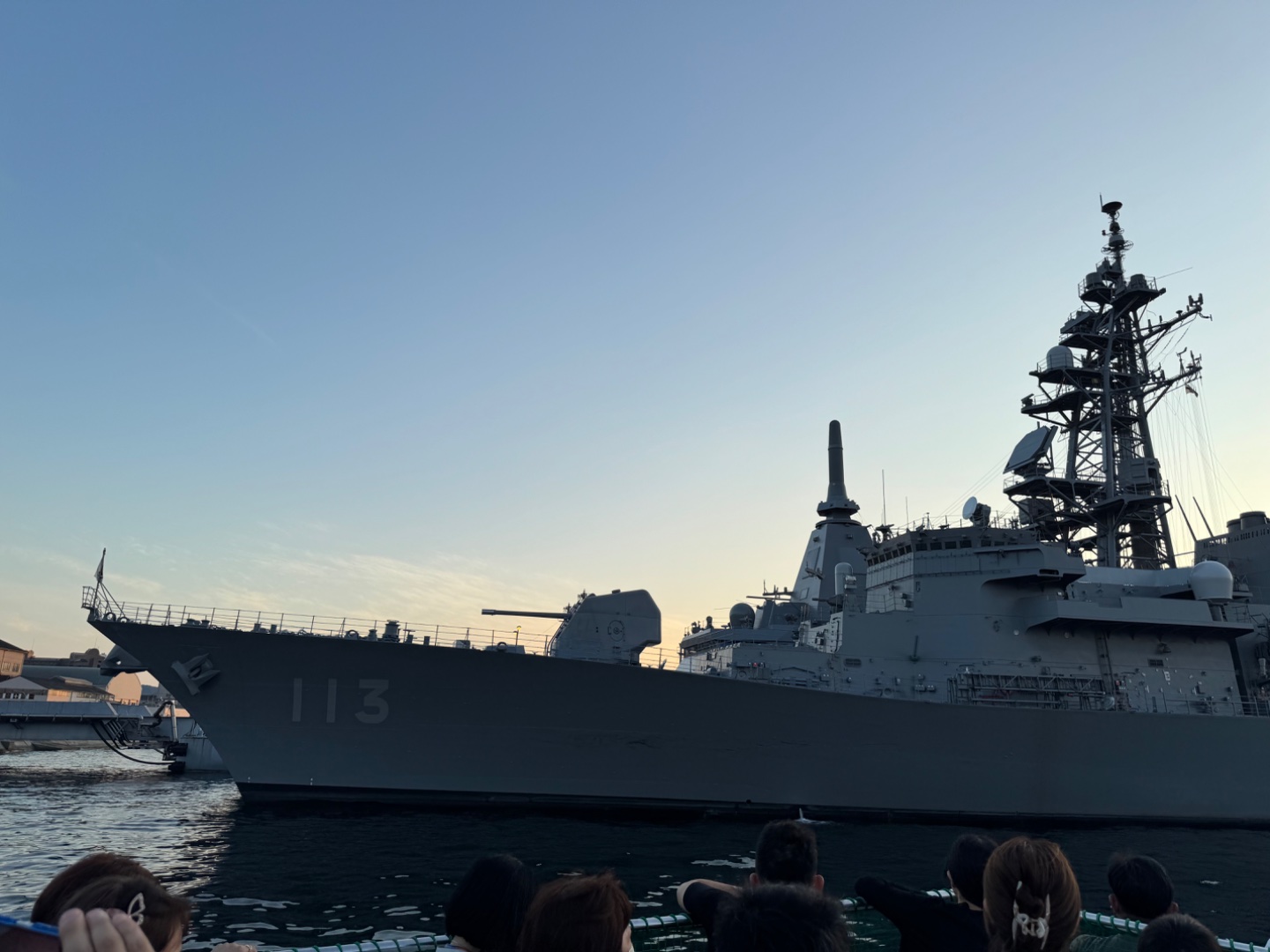 夕陽航班，可以睇到海上自衞隊船艦同埋日落，於官網預約。
其他航班，最少兩日前經 Klook 預約。

官網: https://bunker-supply.com/service/sightseeing_cruise/
Klook: https://www.... - 自衛隊嘅船已經得返一支大炮