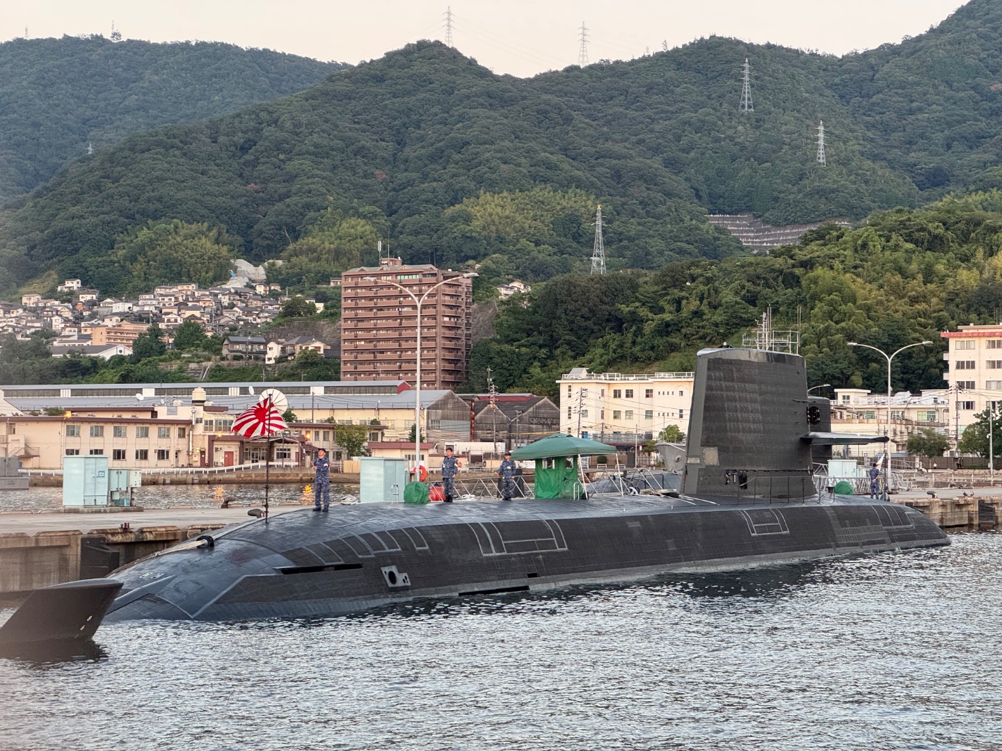 夕陽航班，可以睇到海上自衞隊船艦同埋日落，於官網預約。
其他航班，最少兩日前經 Klook 預約。

官網: https://bunker-supply.com/service/sightseeing_cruise/
Klook: https://www....