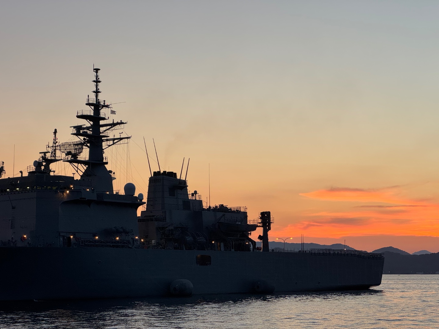 夕陽航班，可以睇到海上自衞隊船艦同埋日落，於官網預約。
其他航班，最少兩日前經 Klook 預約。

官網: https://bunker-supply.com/service/sightseeing_cruise/
Klook: https://www....