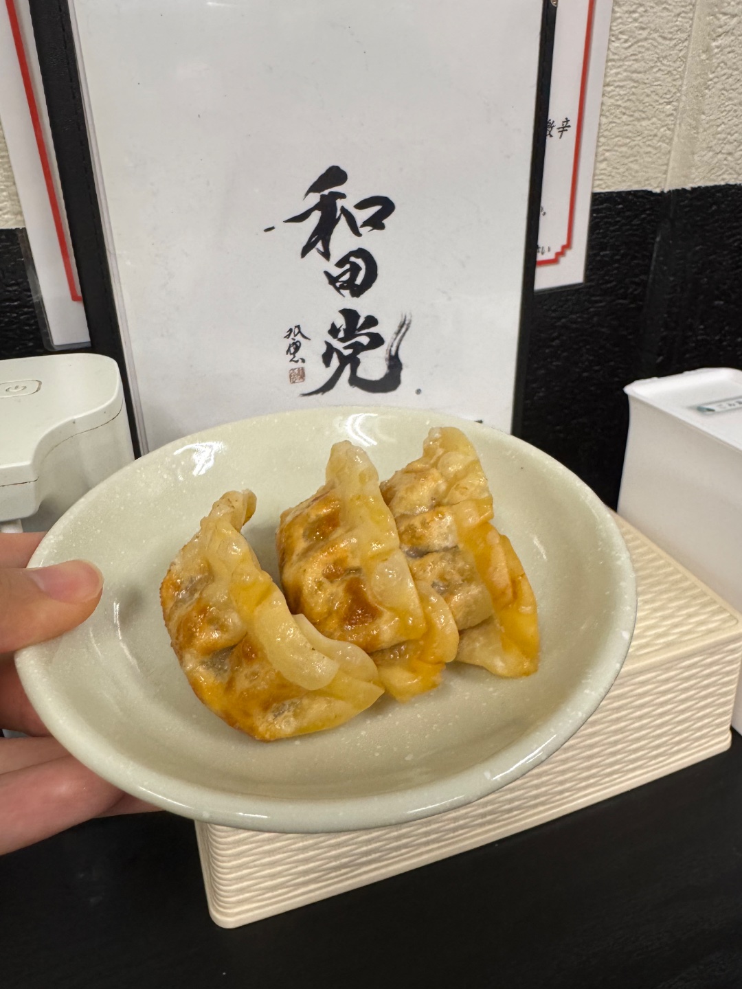 搵到一間未閂門嘅拉麵，得救了。