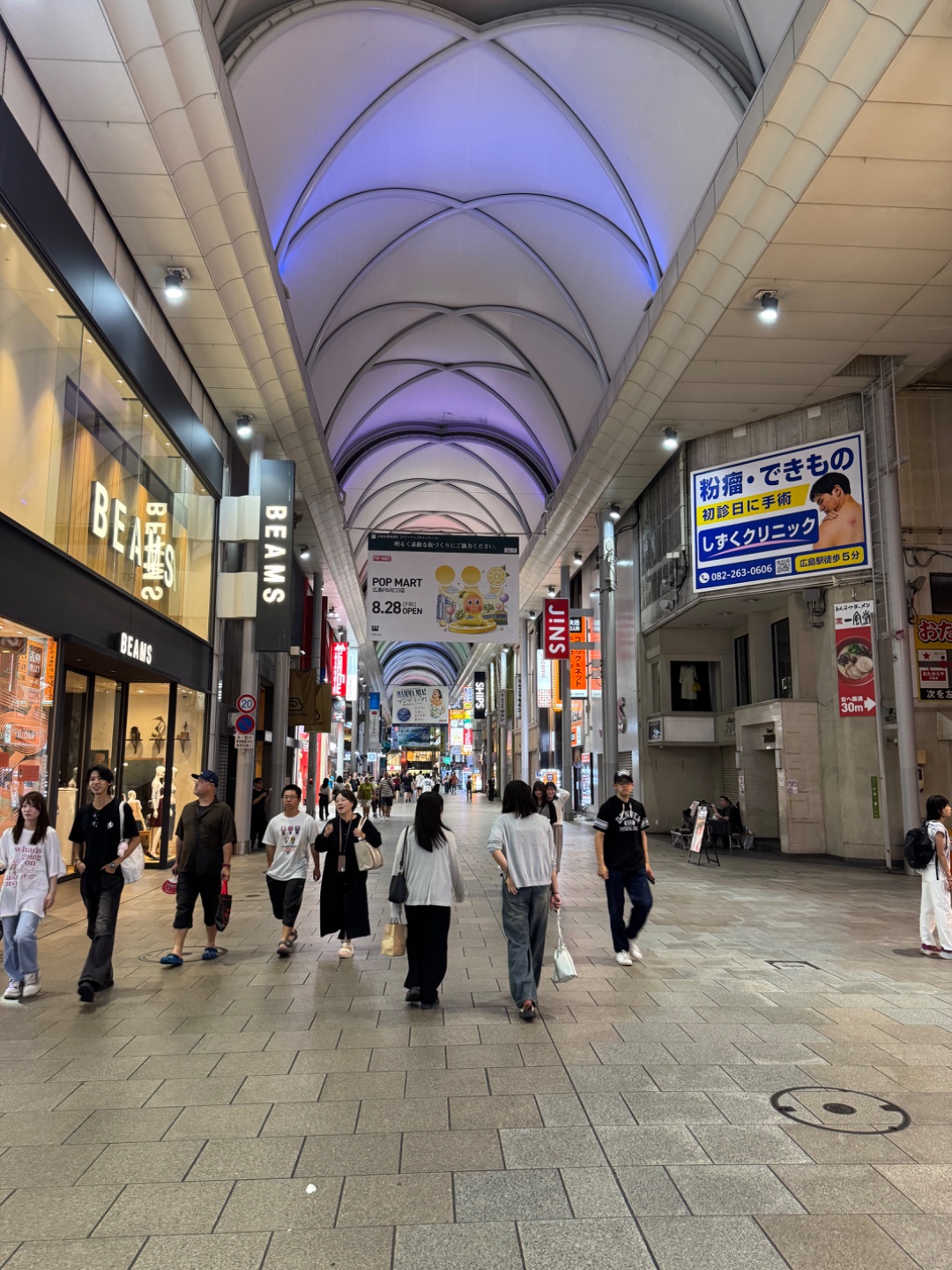 在本通商店街遇到養機械狗的男人。