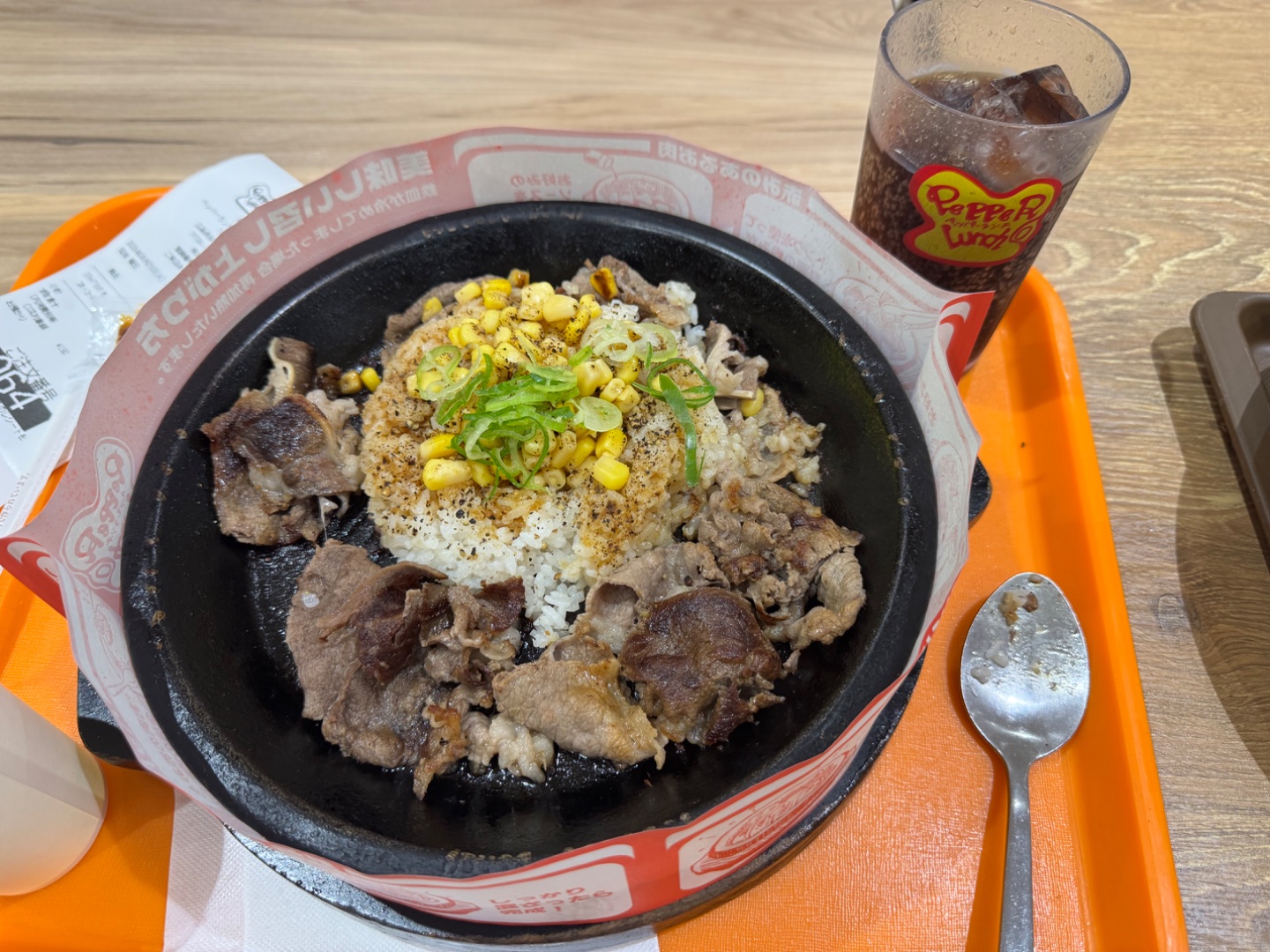VS Park 外面就是 food court，得救了。兒子要試試日本的 Pepper Lunch 跟香港的有什麼分別，並指明不要兒童餐，怕不夠飽。我還是吃長崎國產蔬菜麵好了。