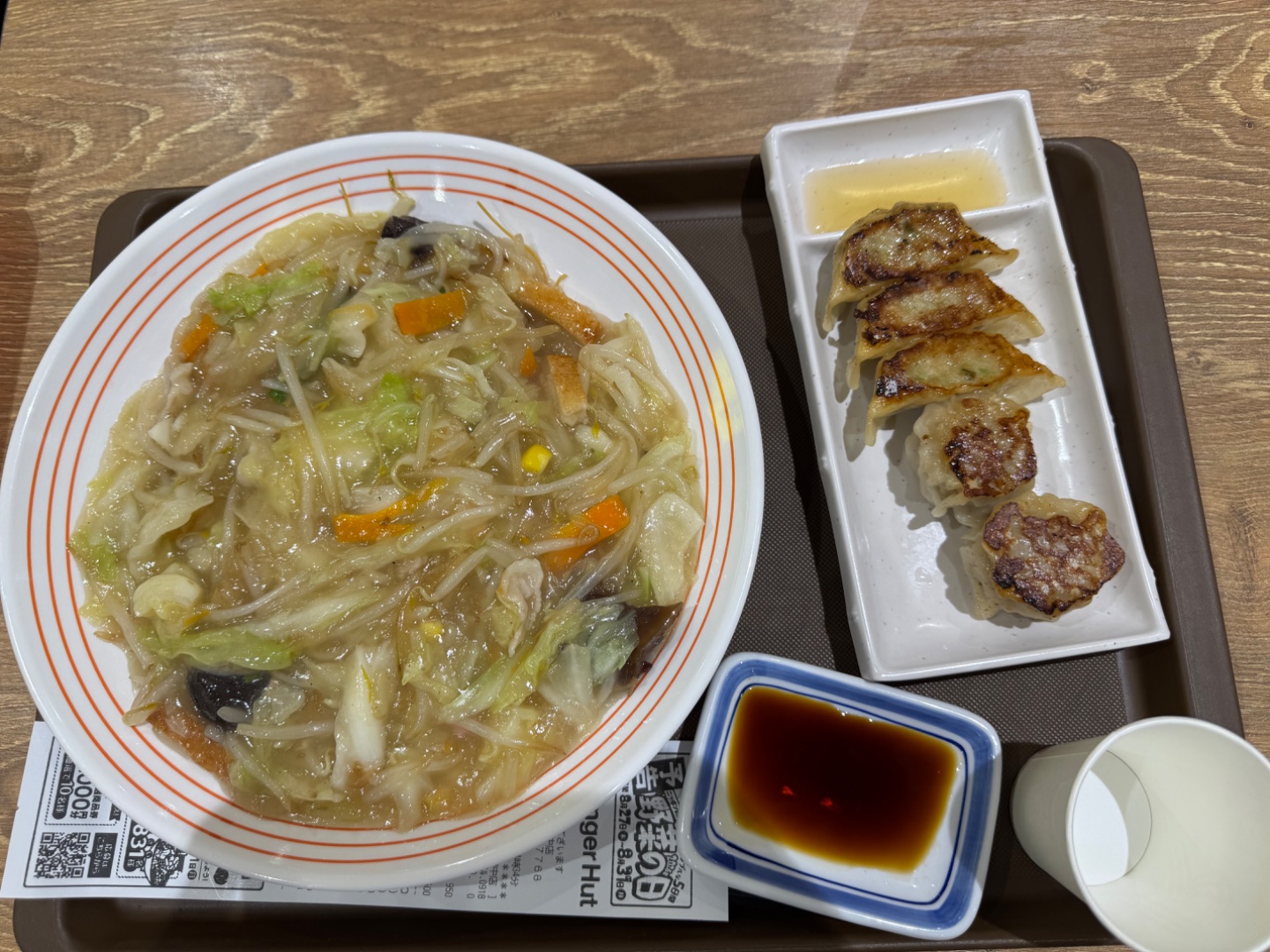 VS Park 外面就是 food court，得救了。兒子要試試日本的 Pepper Lunch 跟香港的有什麼分別，並指明不要兒童餐，怕不夠飽。我還是吃長崎國產蔬菜麵好了。
