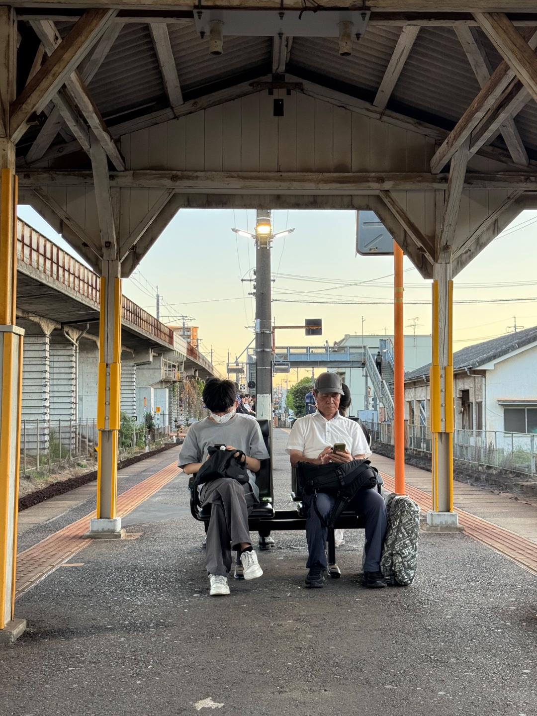 回程的時候，兒子說想多到訪一個車站，於是我們往西面芸備線的矢賀駅。相比起天神川駅，這是一個很舊很簡陋的車站，入閘機連門也沒有，沒有實時班次提示，列車班次亦疏很多。

我們遇到很友善的日本男孩，把位置跟我們對調，讓我們可以一起坐。