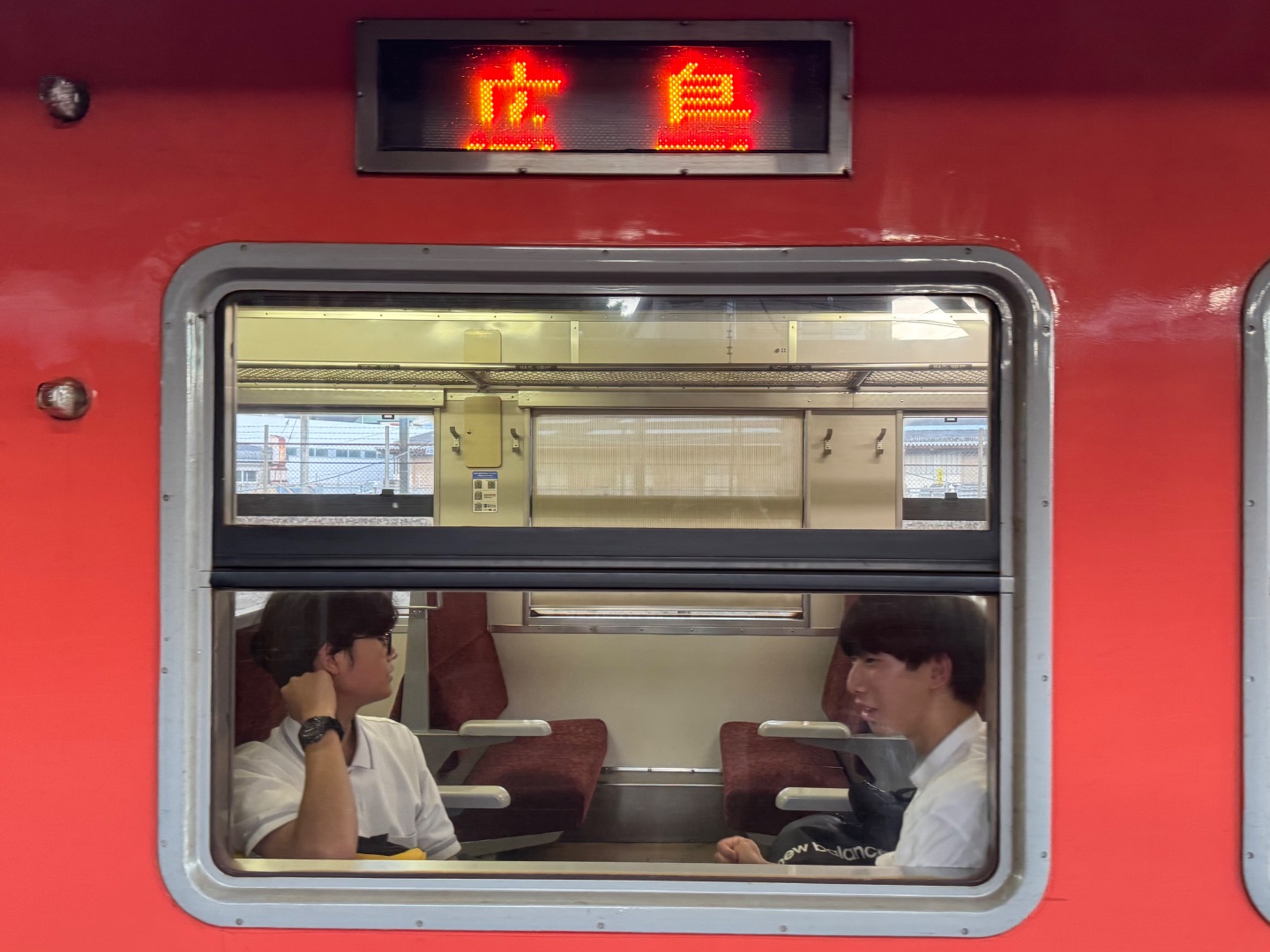 回程的時候，兒子說想多到訪一個車站，於是我們往西面芸備線的矢賀駅。相比起天神川駅，這是一個很舊很簡陋的車站，入閘機連門也沒有，沒有實時班次提示，列車班次亦疏很多。

我們遇到很友善的日本男孩，把位置跟我們對調，讓我們可以一起坐。